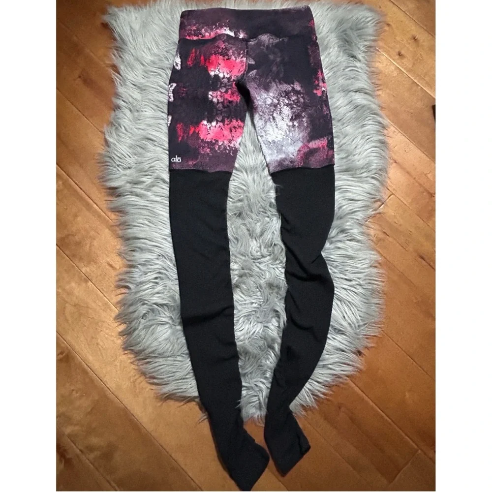 Alo Yoga Leggings In Ruby Red Smoke Size XS